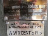 a sign on the side of a building that says, machiniesquiils, atravaller le boiss, vincent & filis