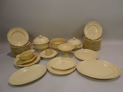 Partie de service de table en faïence beige monogrammée P.