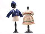 deux mannequins vêtus d'un pull et d'une robe, sur fond blanc