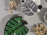 a lot of brooches that are laying on a table