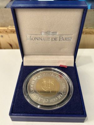 un gros plan d'une pièce de monnaie dans une boîte posée sur une table