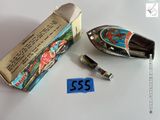 un petit paquet de cigarettes et un briquet posés sur une table