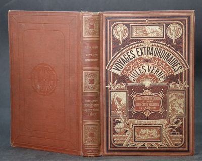 un vieux livre à la couverture brune posé sur une table