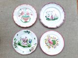 quatre assiettes à motifs différents posées sur une table