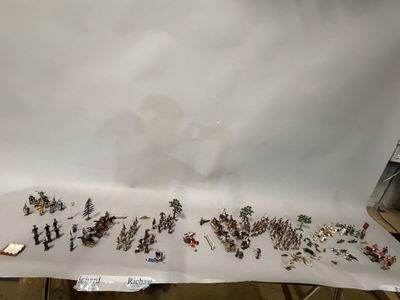 de nombreux petits soldats en plastique posés sur une table devant un fond blanc