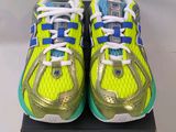 un gros plan sur une paire de chaussures de course jaunes et bleues