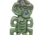 figurine en jade vert représentant un éléphant, avec une croix sur la poitrine