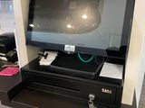 une télévision posée sur un meuble dans une pièce