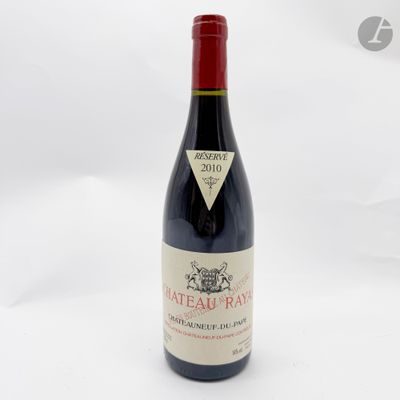 une bouteille de vin posée sur une table