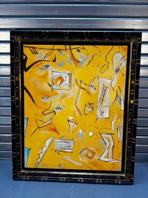 peinture abstraite jaune avec un cadre noir, posée sur un sol bleu, à côté d'un mur métallique