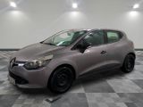 la voiture grise est garée sur un sol en damier dans le garage