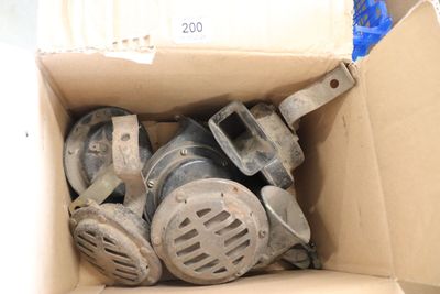une boîte en carton remplie d'un tas de vieux objets