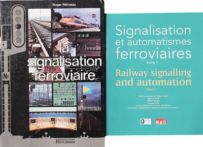 deux livres posés l'un à côté de l'autre sur une table