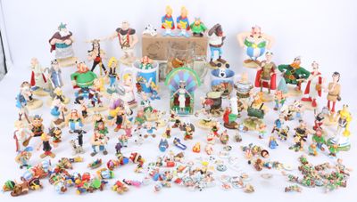 un grand nombre de figurines posées sur une table