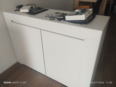 une armoire blanche sur laquelle sont posés plusieurs livres