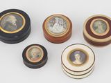 plusieurs petites boîtes en bois sur lesquelles figurent des photos de personnes