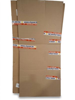 trois cartons empilés les uns sur les autres sur une surface blanche