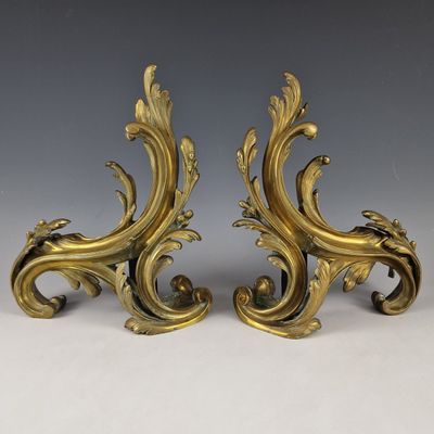 paire de gants français anciens ornés de volutes et de feuilles