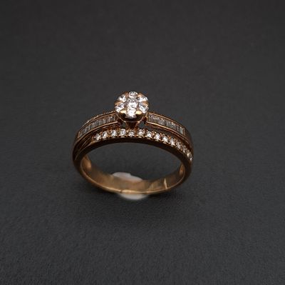 Bague en or jaune 18K (750‰) rhodié, ornée en son cenre d'un…