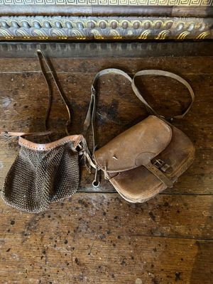 deux sacs à main posés par terre, l'un à côté de l'autre