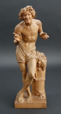une image représentant la statue d'un homme tenant un panier de raisins