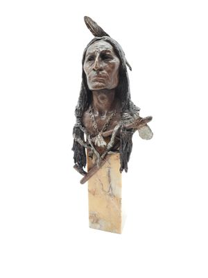 statue d'un Amérindien portant une plume sur la tête