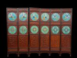 une image représentant un paravent en bois orné de motifs décoratifs
