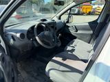 une petite voiture avec un volant à l'avant