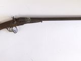 un vieux pistolet avec un canon en bois et une crosse en bois