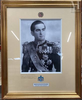 une vieille photo d'un homme en uniforme militaire, dans un cadre doré