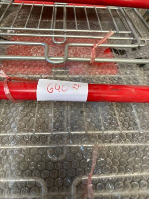 un caddie rouge sur lequel est accrochée une étiquette de prix