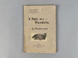 un vieux livre avec l'image d'un oiseau sur la couverture