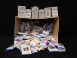 une boîte en carton remplie d'une multitude d'objets de toutes sortes