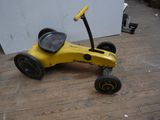 une petite voiture jaune posée sur un parquet