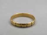 gros plan d'une bague en or sur une table