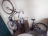 un vélo accroché au mur à côté des toilettes