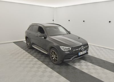 Le SUV Mercedes GLE est garé dans un garage dont le sol est à damier.