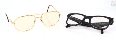 une paire de lunettes noires et dorées sur fond blanc