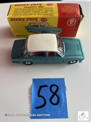 une petite voiture miniature recouverte d'un tissu bleu posée sur la table