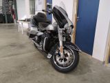 une moto noire et argentée garée dans un garage