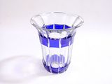 un vase en verre orné de rayures bleues et blanches