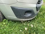 une voiture garée sur la pelouse dans le jardin