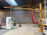 une photo d'une grande pièce remplie de machines