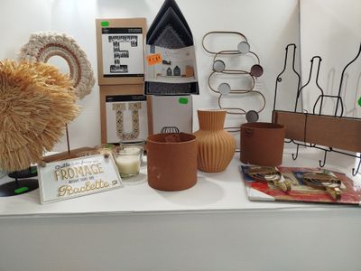 une table sur laquelle se trouvent de nombreux objets