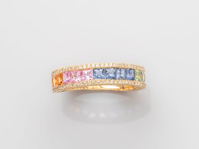 une bague en or jaune sertie de saphirs multicolores et de diamants