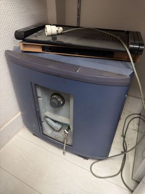 une petite armoire bleue surmontée d'une grille