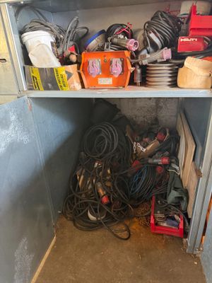 une armoire métallique remplie d'objets divers dans une pièce