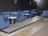 un canapé bleu et deux tables au milieu d'une pièce