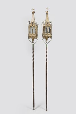 paire de bougeoirs anciens en laiton avec des bougies posées sur leurs socles