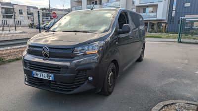 une camionnette noire garée sur le parking